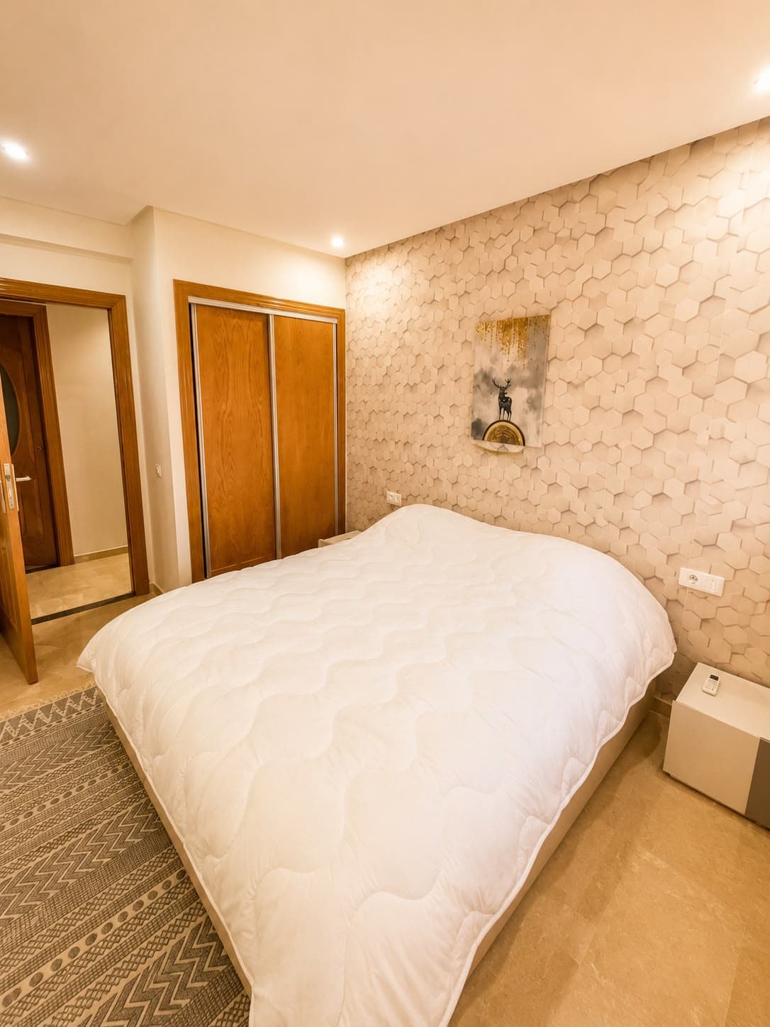 Chambre meublée avec lit double et placard intégré