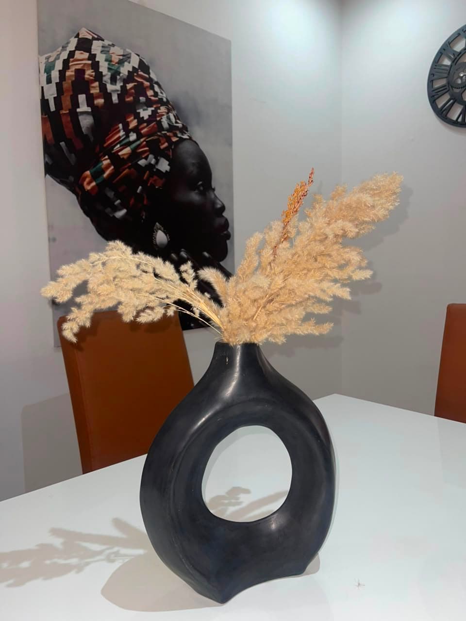 Détail du coin repas avec table et chaises