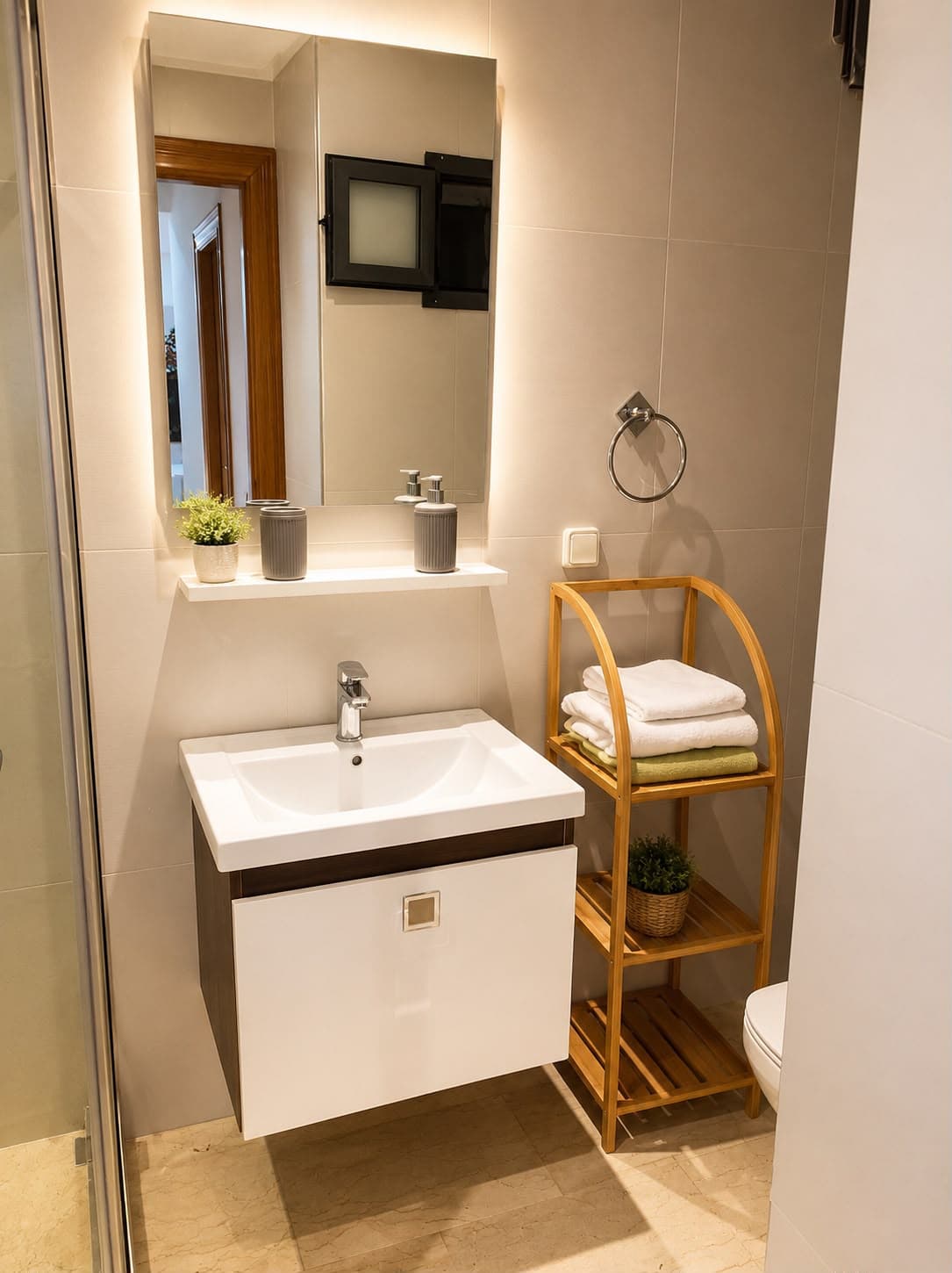 Salle de bain avec vasque, miroir et douche vitrée