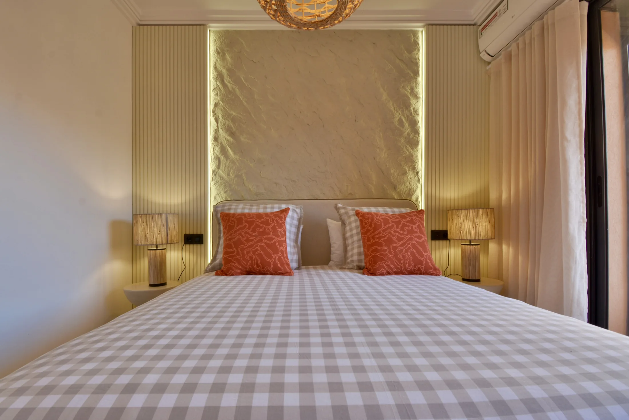 Chambre avec tête de lit capitonnée