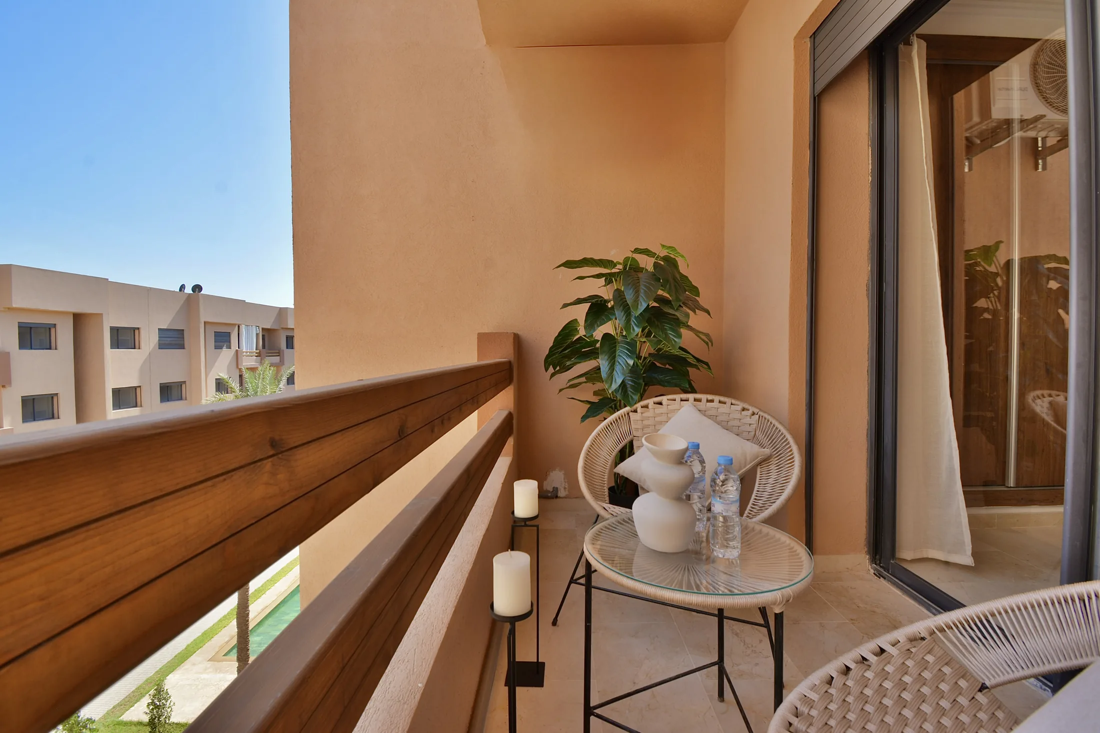 Terrasse, vue sur la résidence