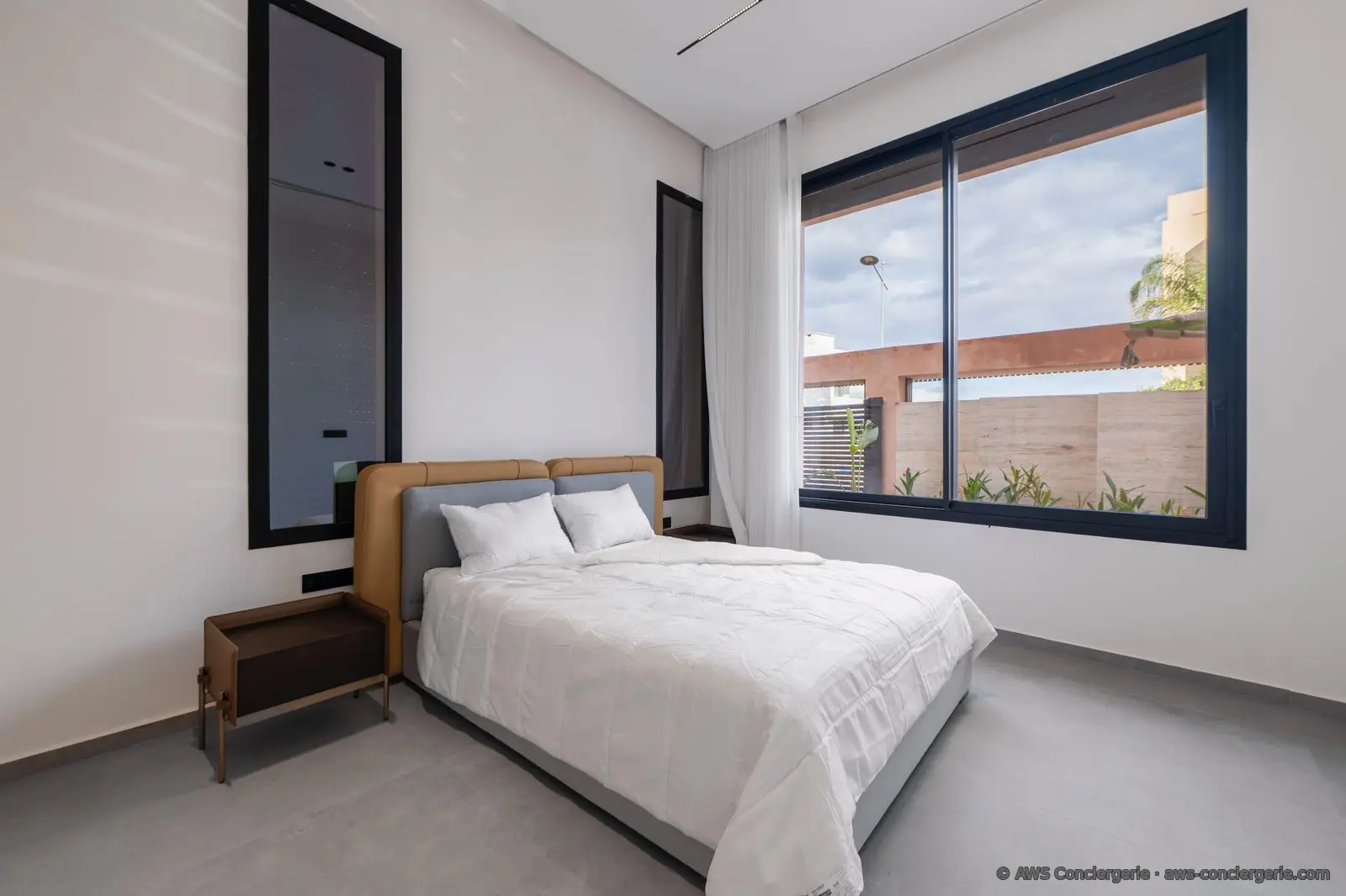 Chambre contemporaine avec rangements intégrés