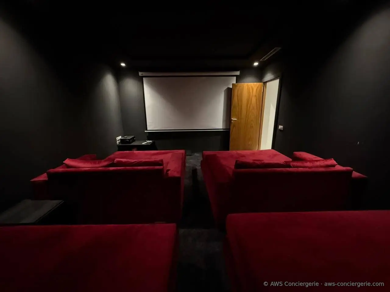 Salle de cinéma privée vue depuis l’arrière