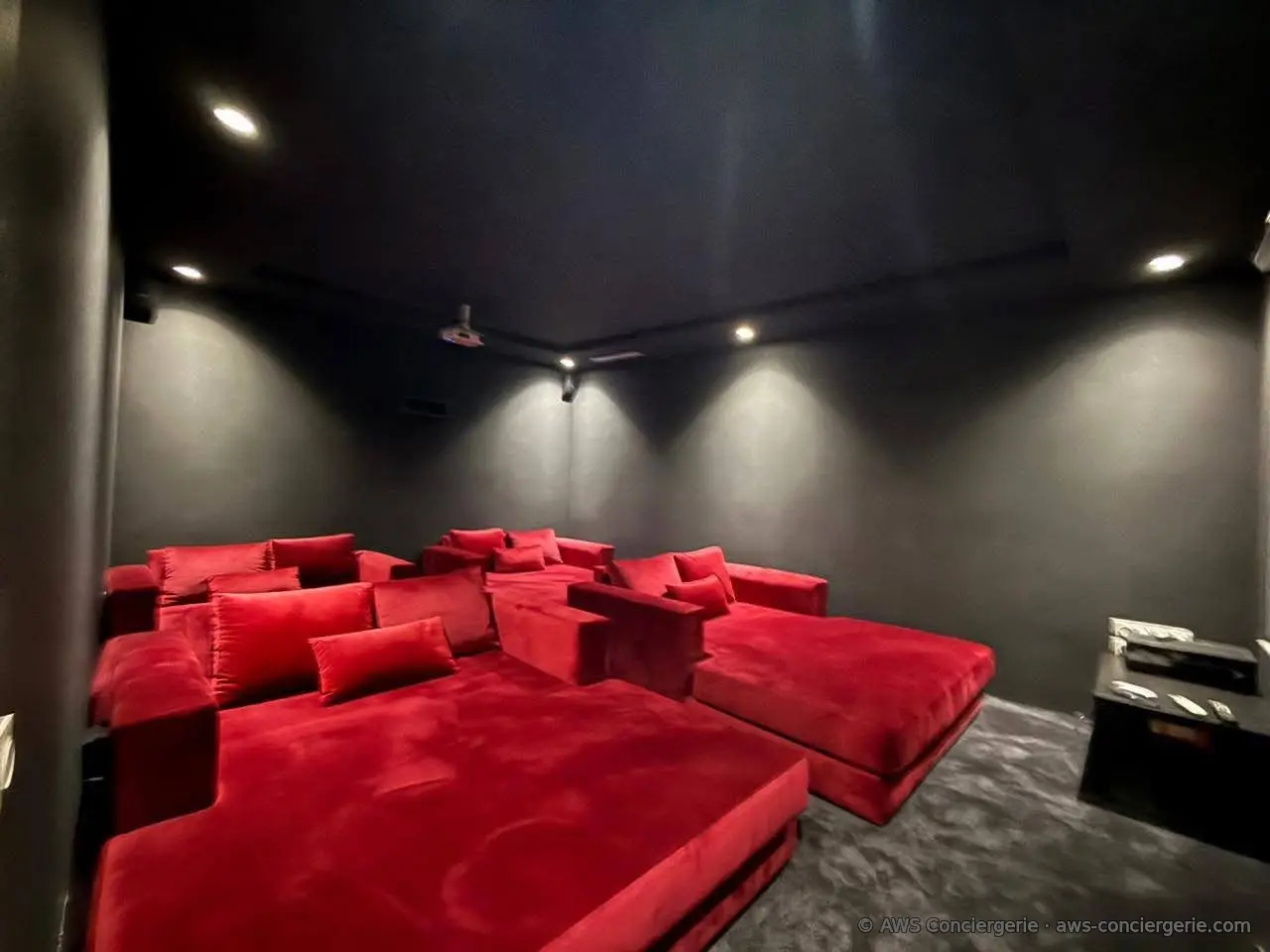 Salle de cinéma privée aux assises rouges