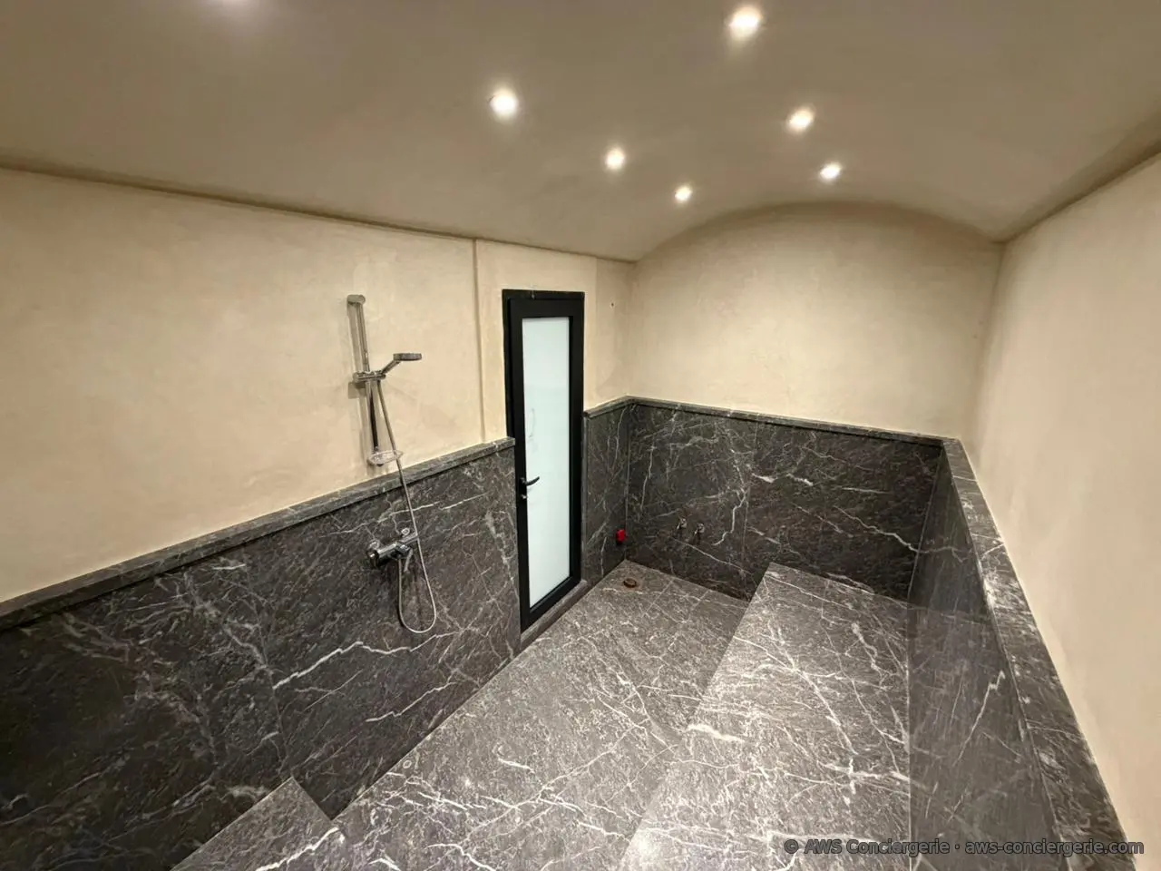 Espace spa habillé de pierre sombre