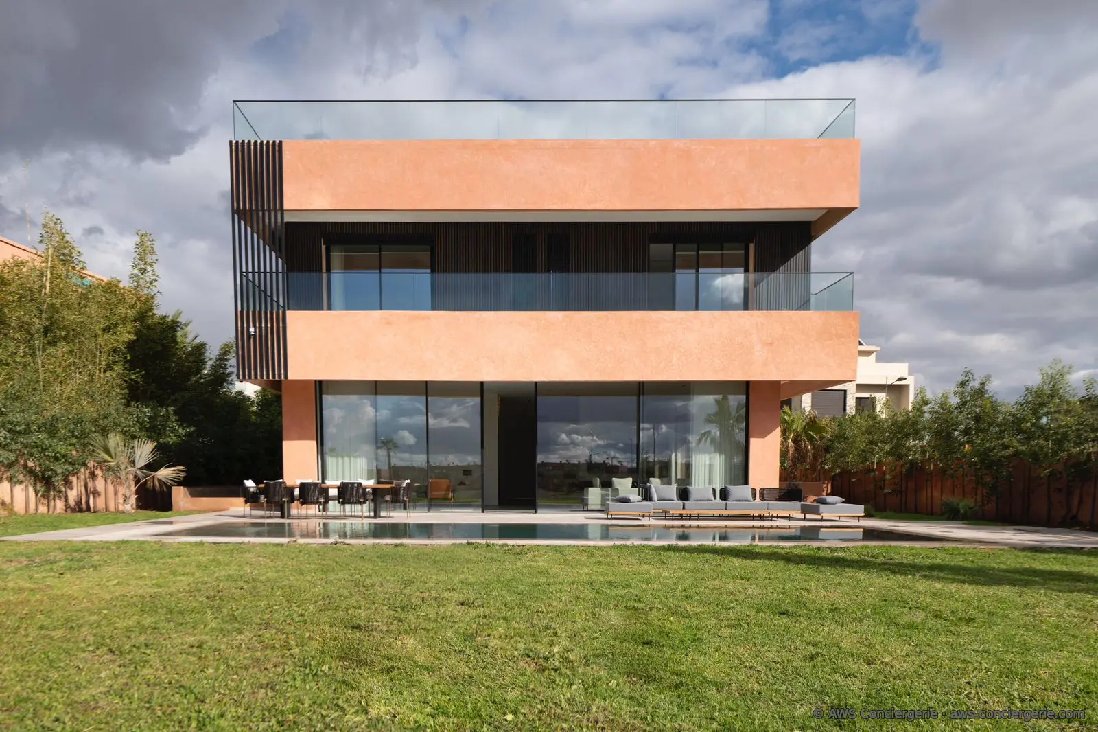 Façade minimaliste ouverte sur le jardin