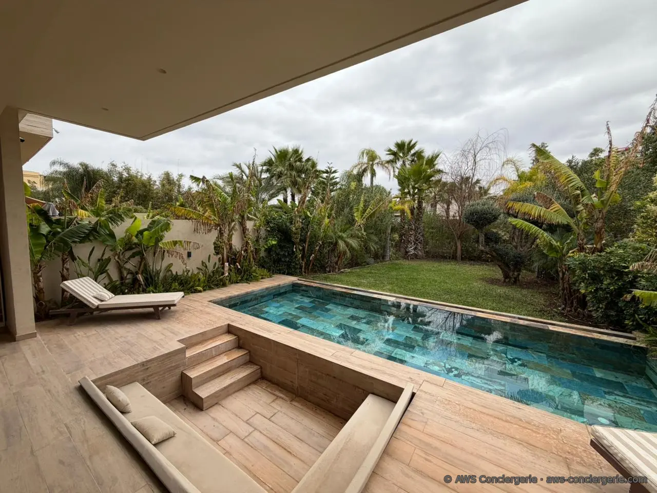 Piscine bordée par le jardin paysager