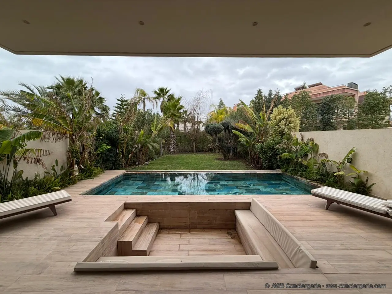 Piscine avec salon extérieur en contrebas