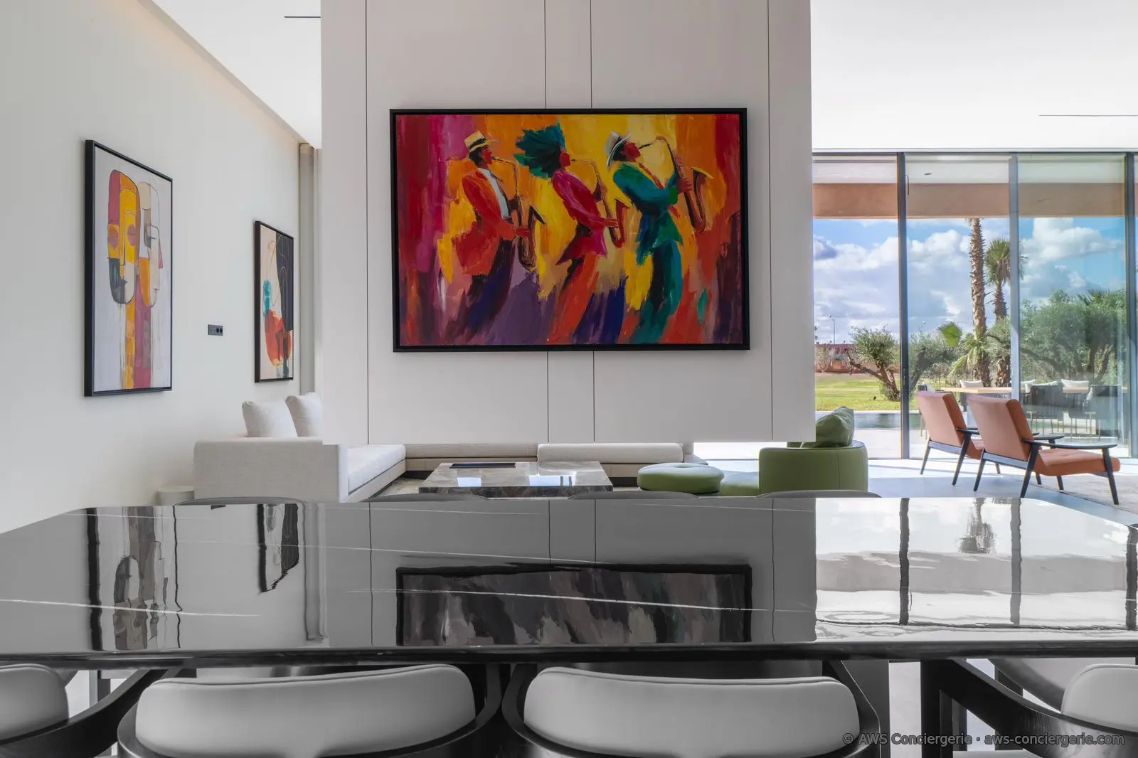 Salle à manger avec œuvre d’art colorée