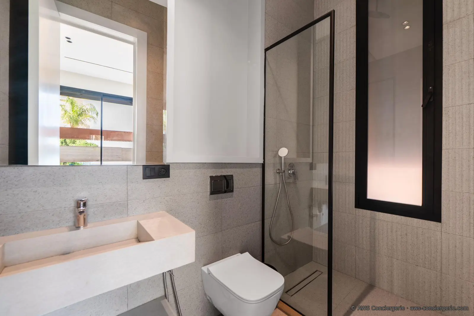 Salle de bain contemporaine avec douche vitrée