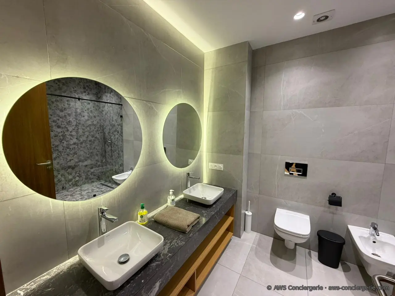 Salle d’eau aux finitions en marbre