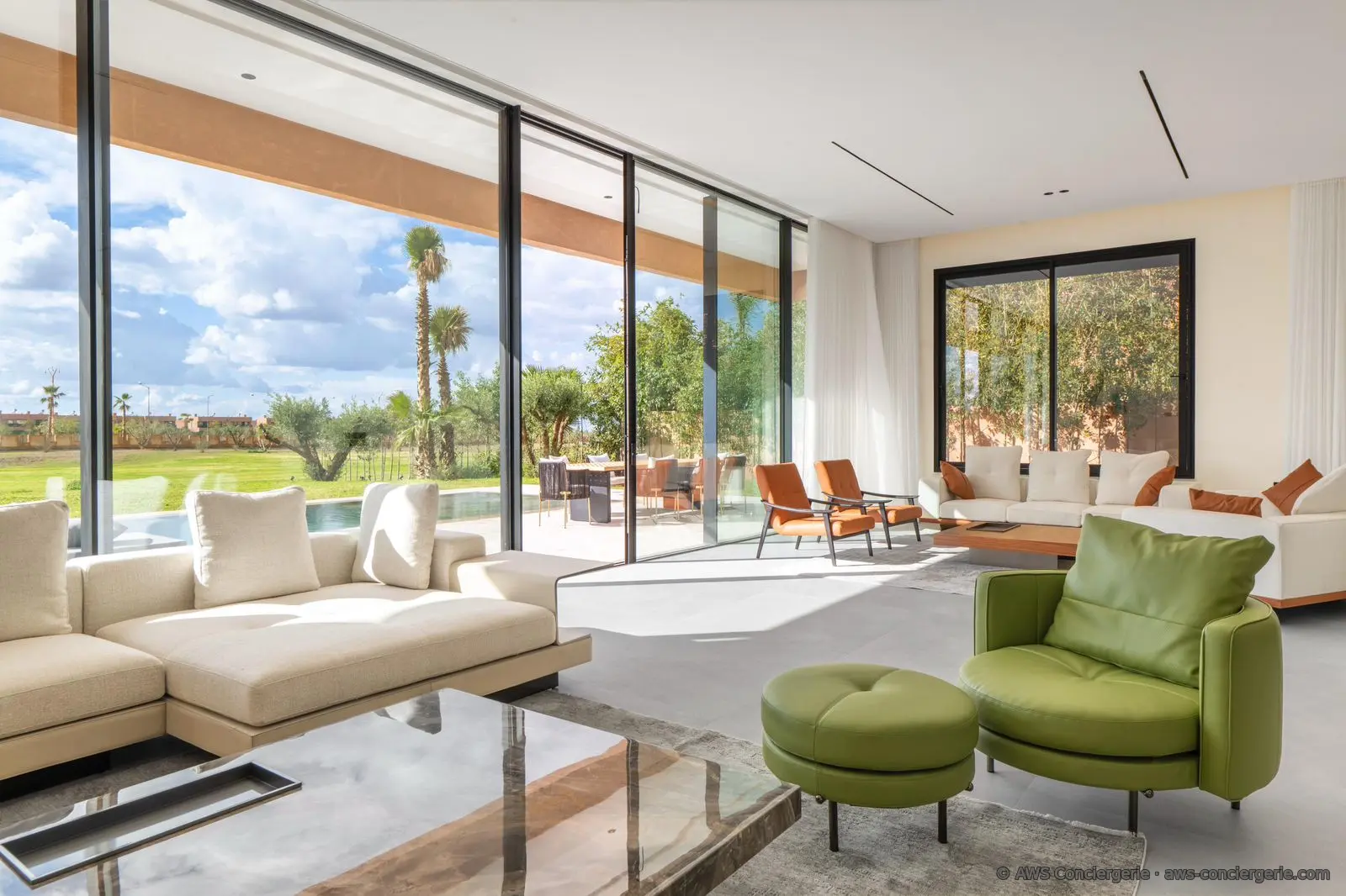 Salon contemporain baigné de lumière avec vue sur le golf