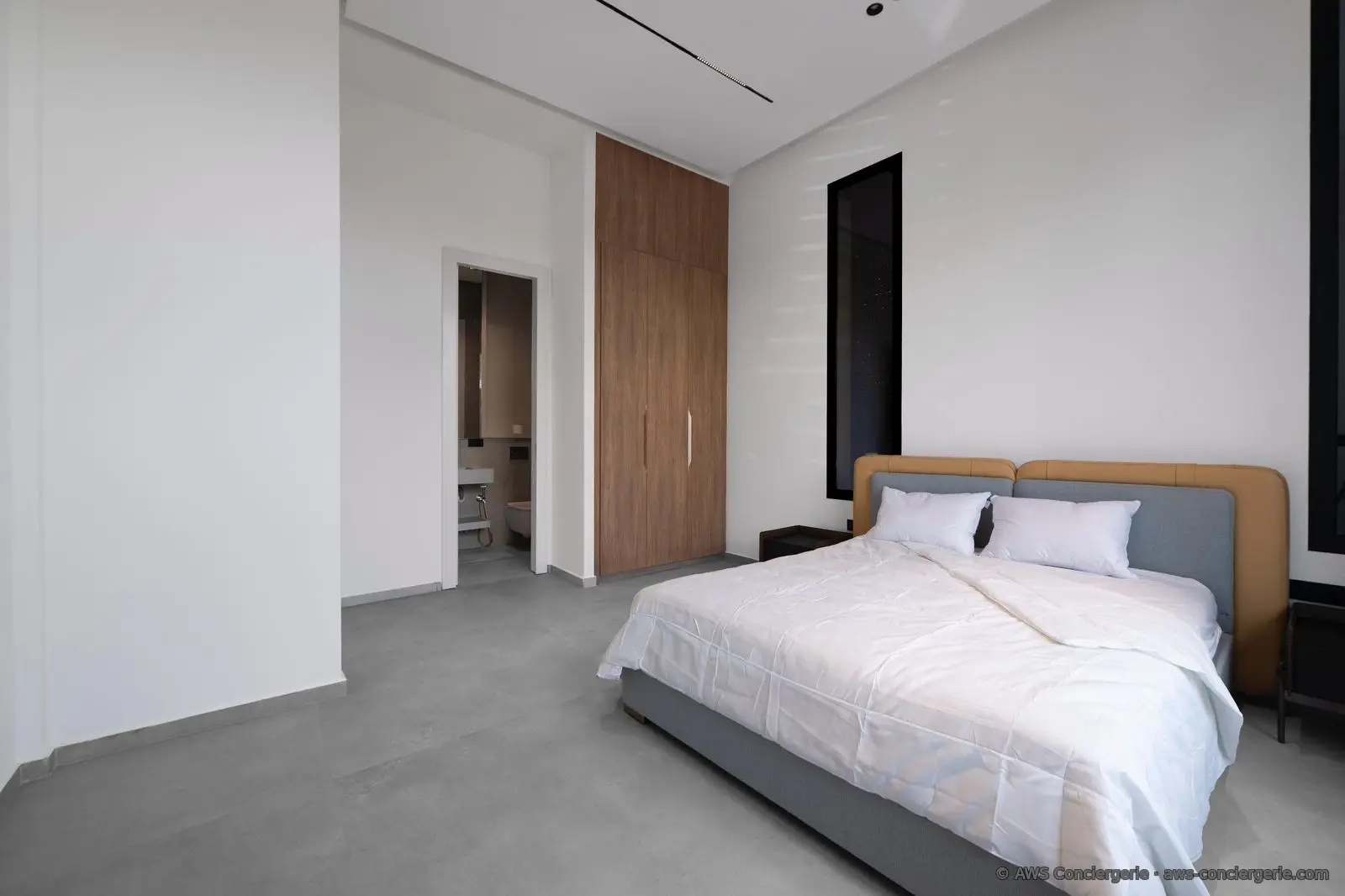 Suite spacieuse au design minimaliste