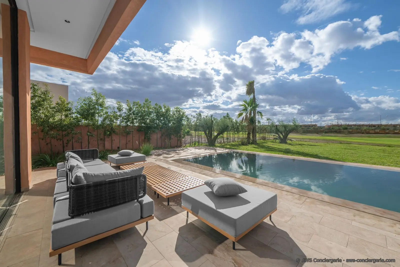 Terrasse extérieure entre piscine et golf