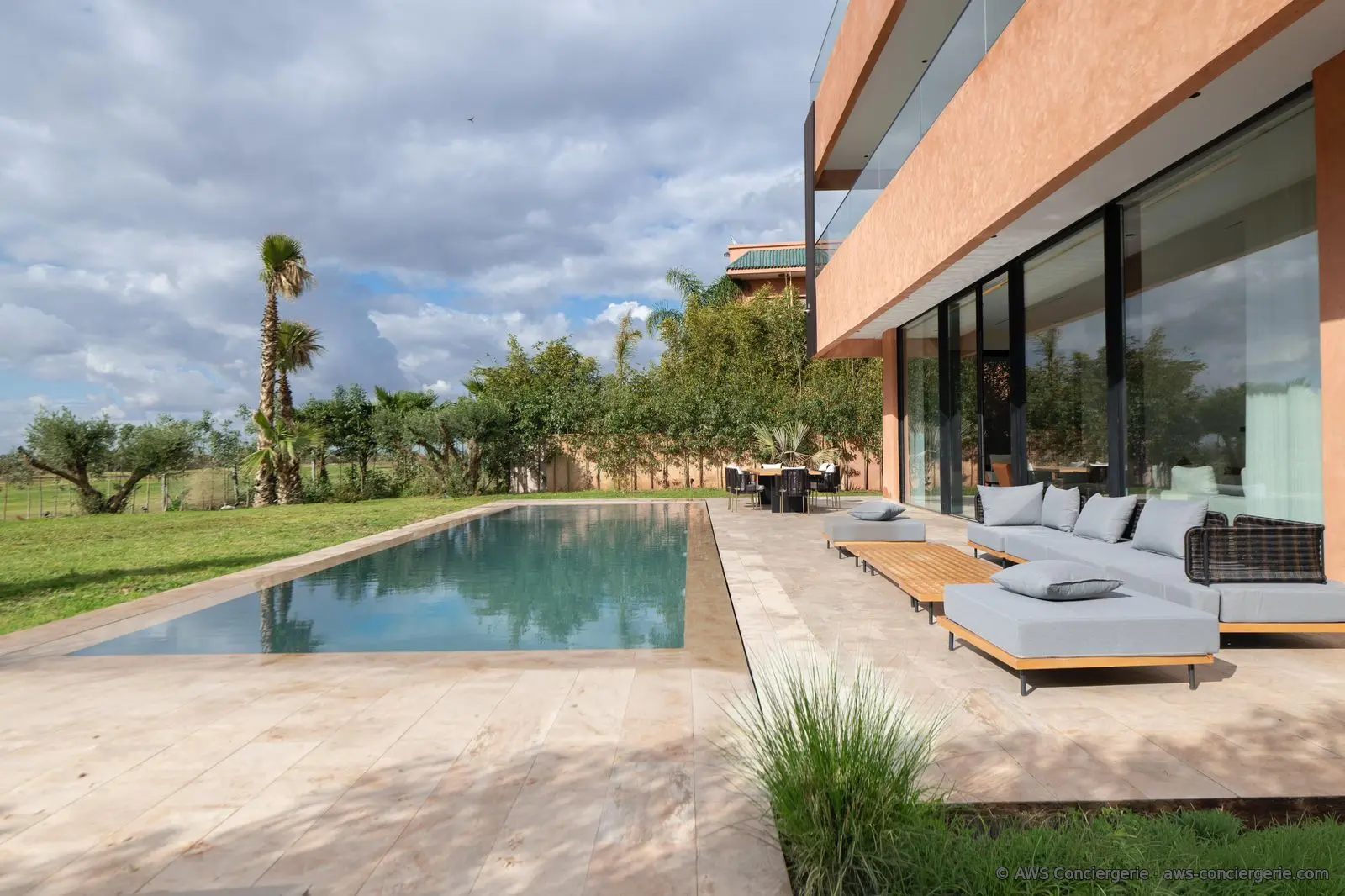 Terrasse et piscine au pied de la villa
