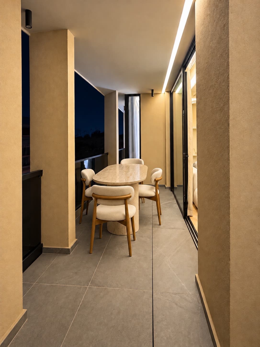 Carré Haussmann — Balcon aménagé avec table et quatre chaises