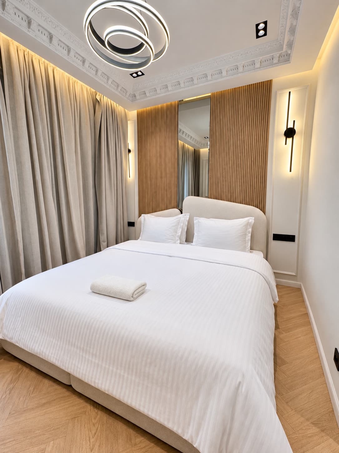 Carré Haussmann — Chambre avec lit double et éclairage mural