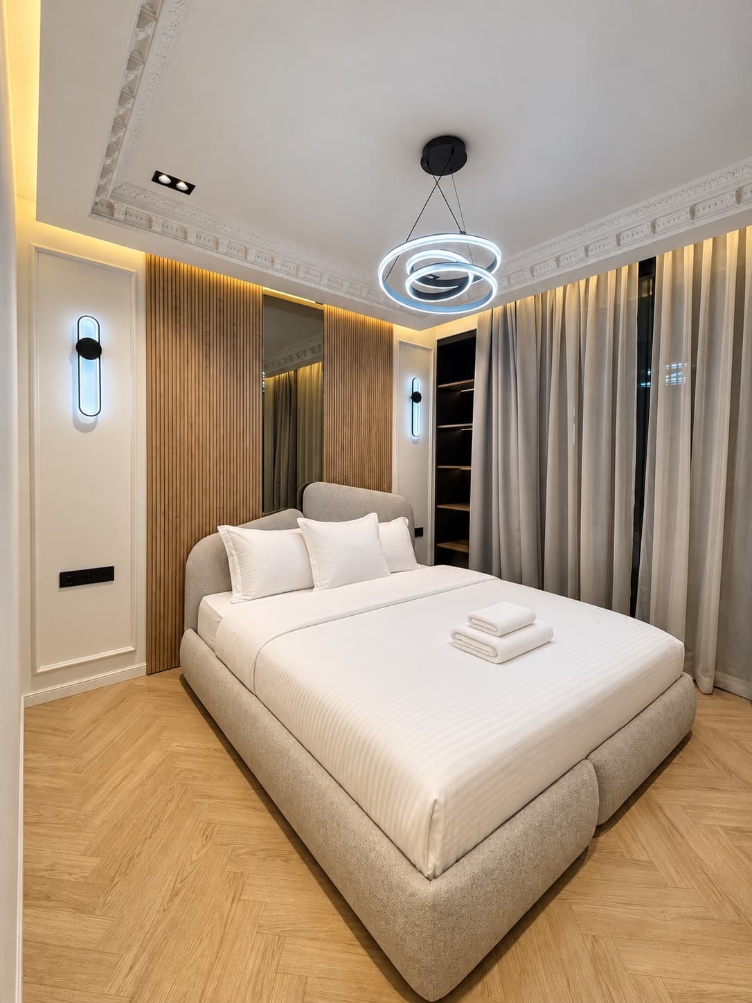 Carré Haussmann — Chambre avec lit double et rangements