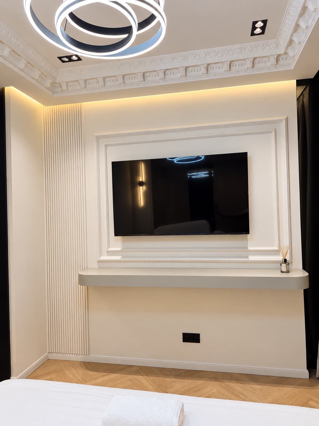 Carré Haussmann — Télévision dans une chambre
