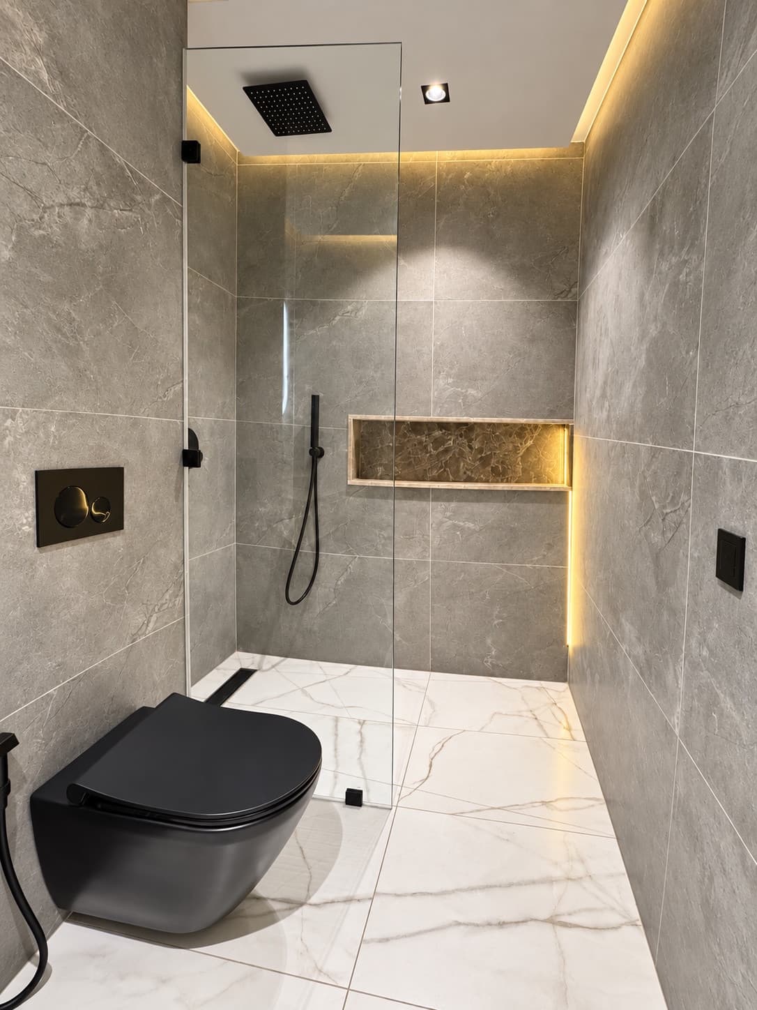 Carré Haussmann — Douche avec paroi vitrée et toilettes