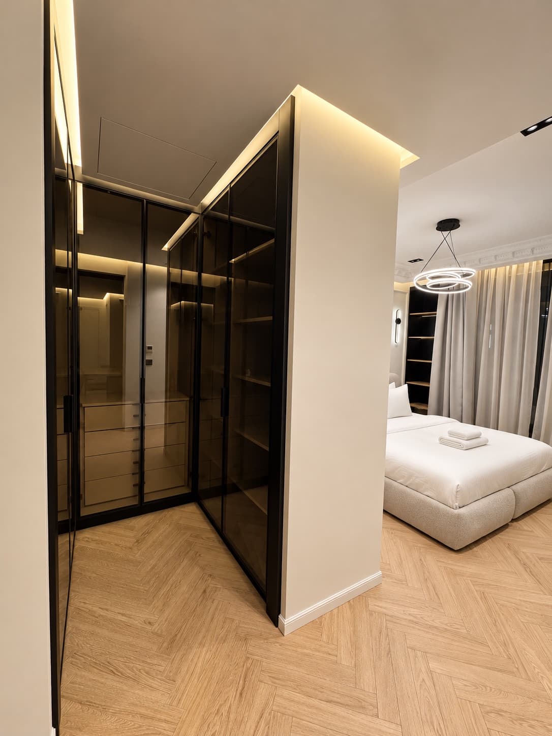 Carré Haussmann — Rangements et espace dressing de la chambre