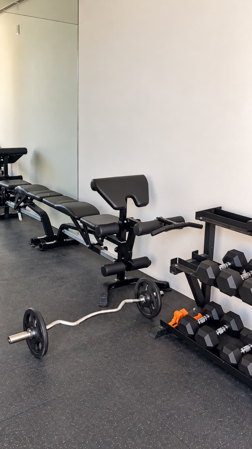 Carré Haussmann — Bancs de musculation et haltères dans la salle de sport