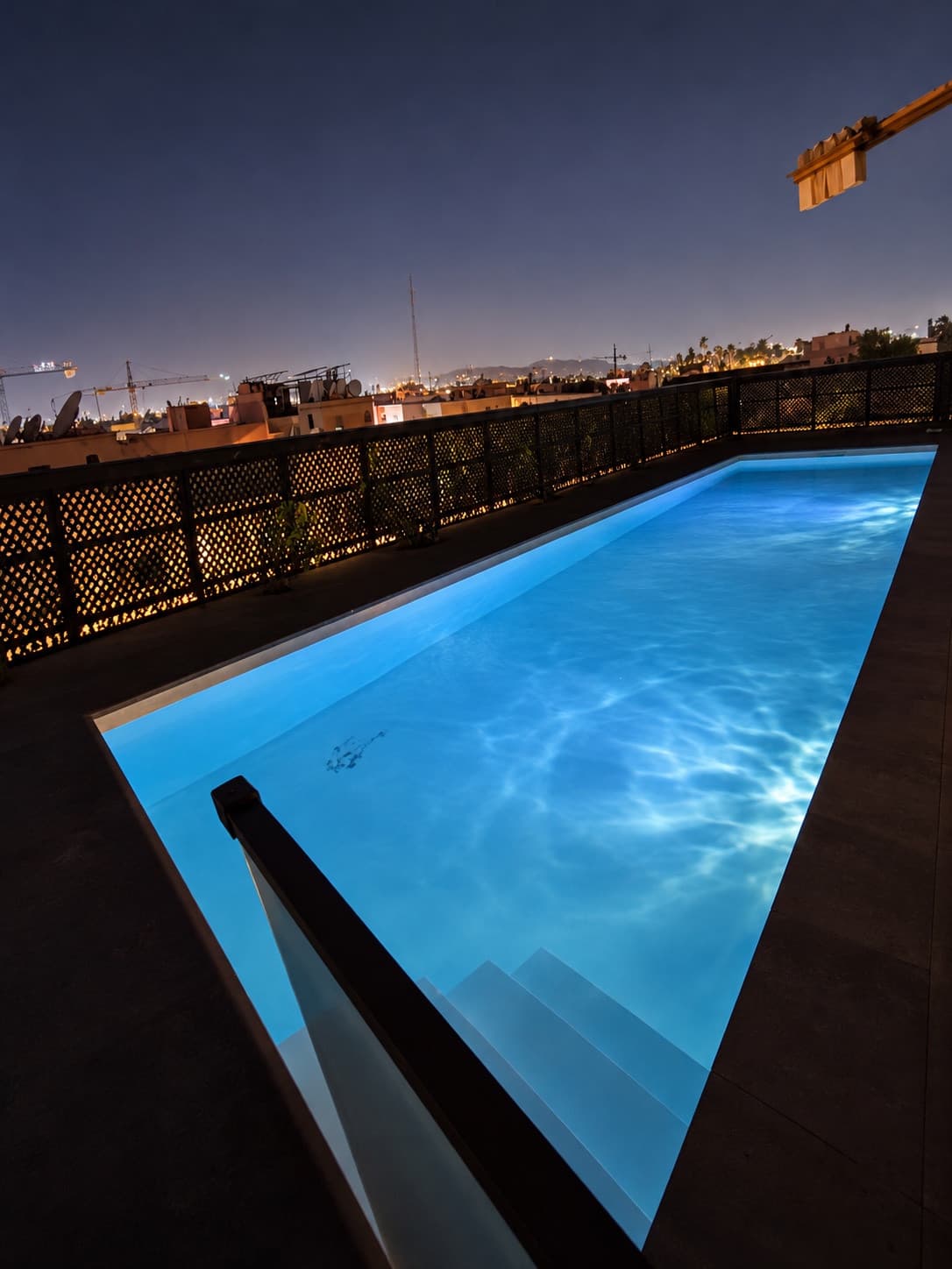 Carré Haussmann — Piscine de la résidence sur le rooftop, photographiée de nuit