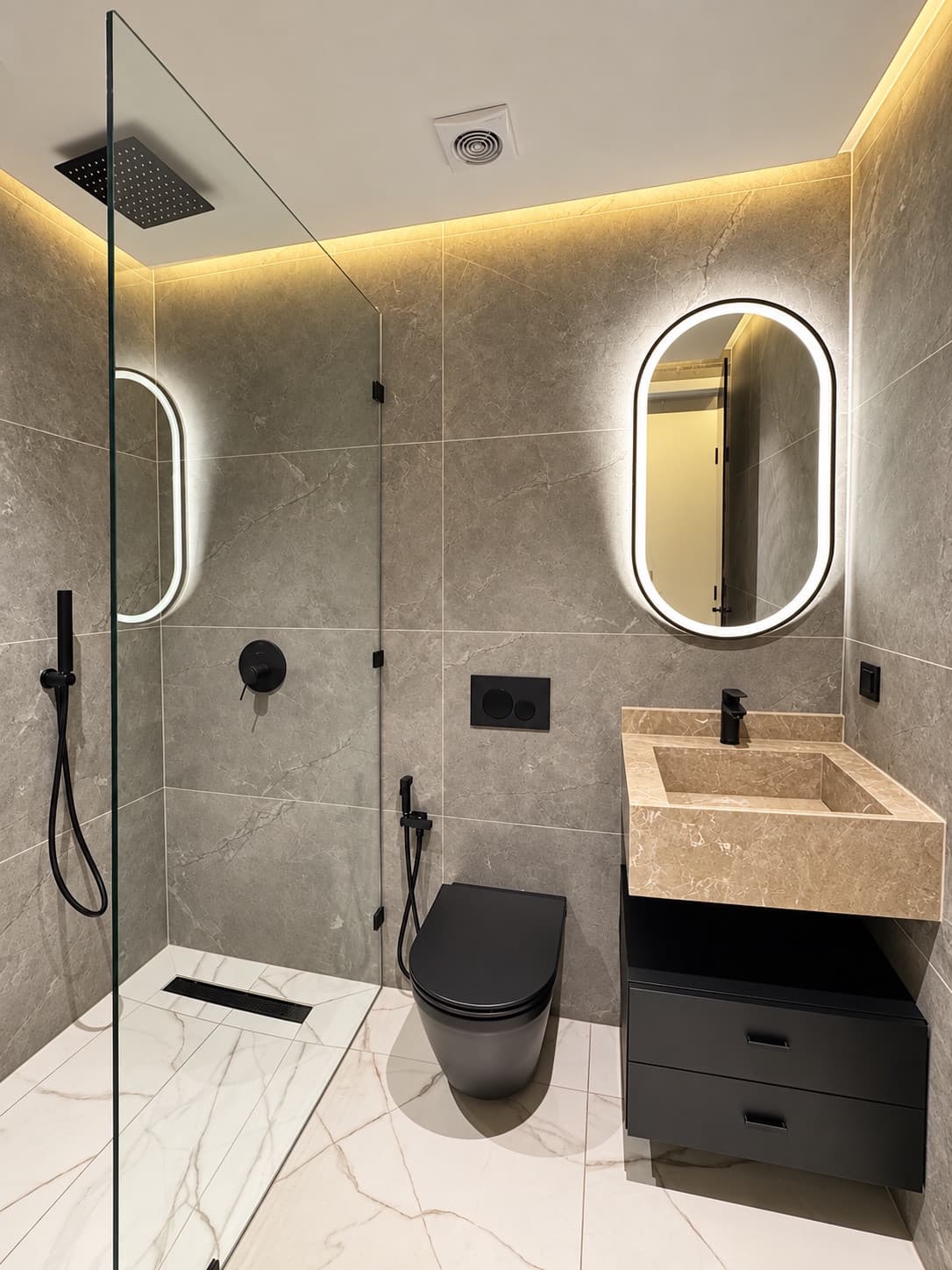 Carré Haussmann — Salle de bain attenante avec douche, vasque et toilettes