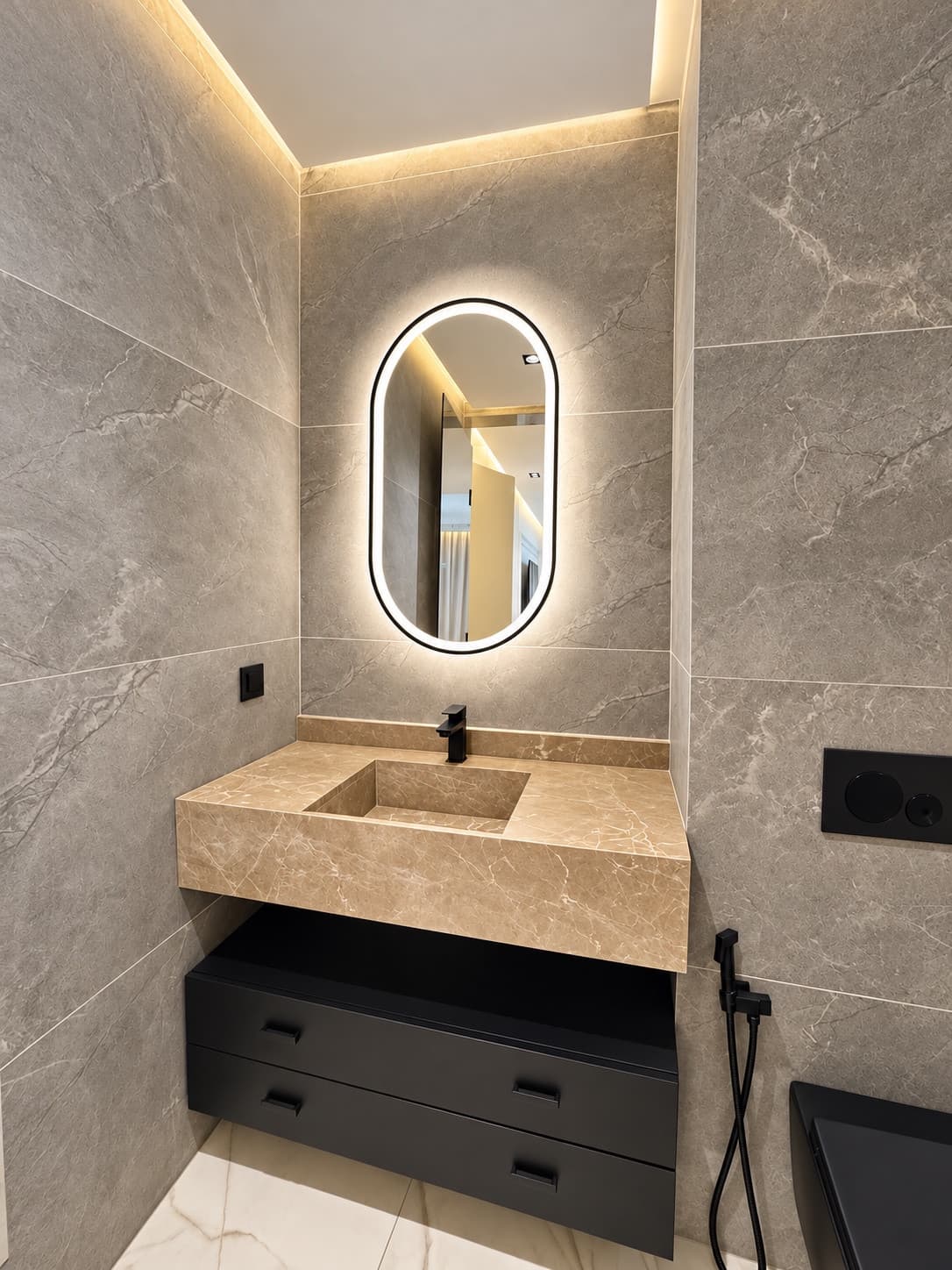 Carré Haussmann — Vasque et toilettes dans une salle de bain attenante